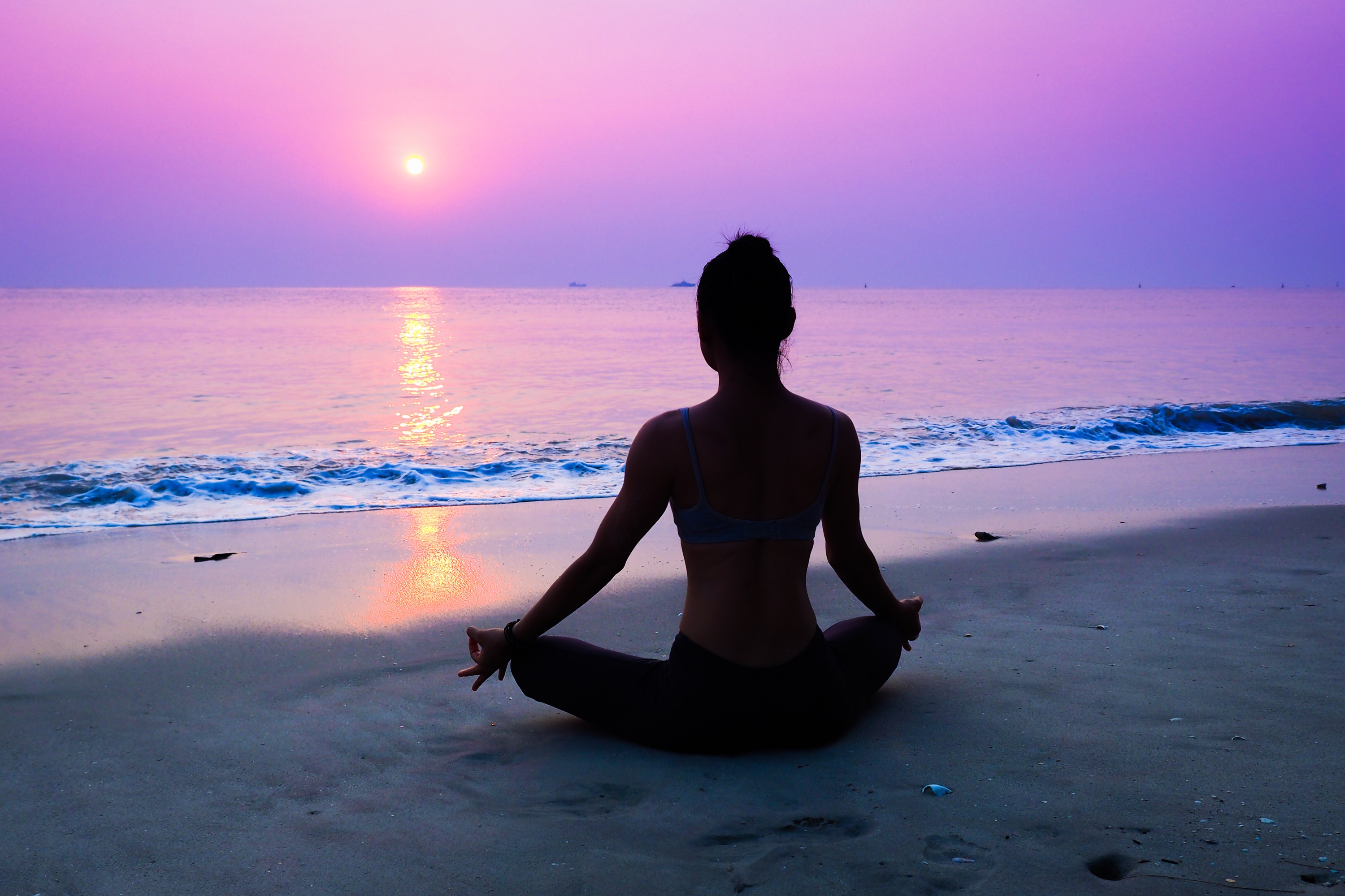 Релакс для девушки. Медитация на берегу моря. Девушка медитирует на берегу. Расслабление. Йога у океана.
